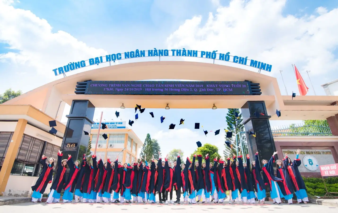 Review Đại học Ngân hàng TP.HCM: Điểm chuẩn, ngành hot?