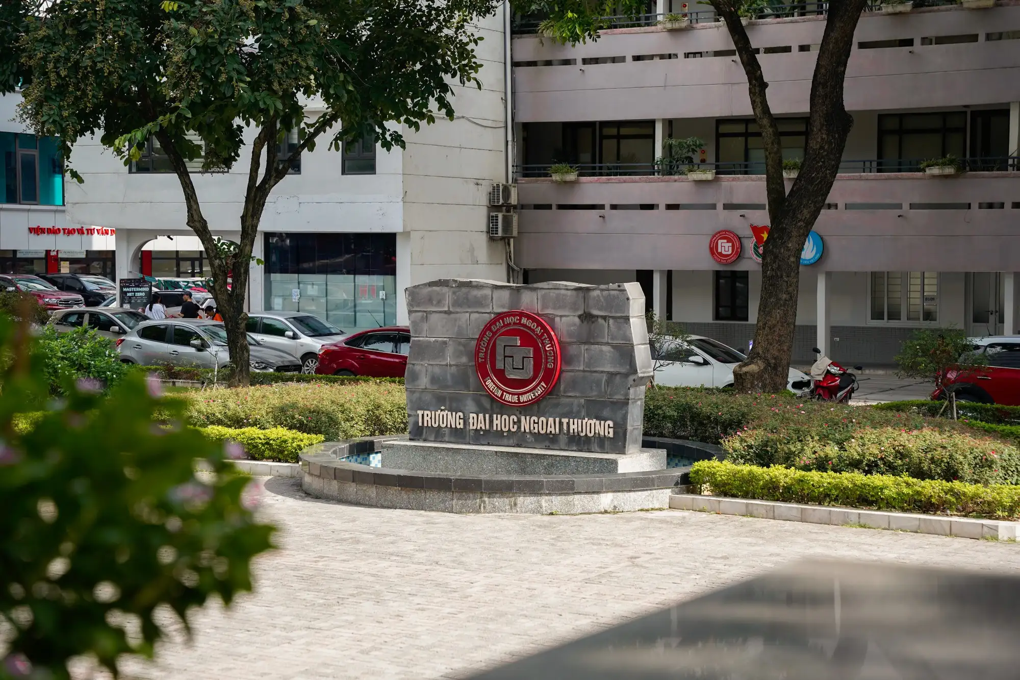 Review trường Đại học Ngoại Thương: Điểm chuẩn, Ngành học hot?