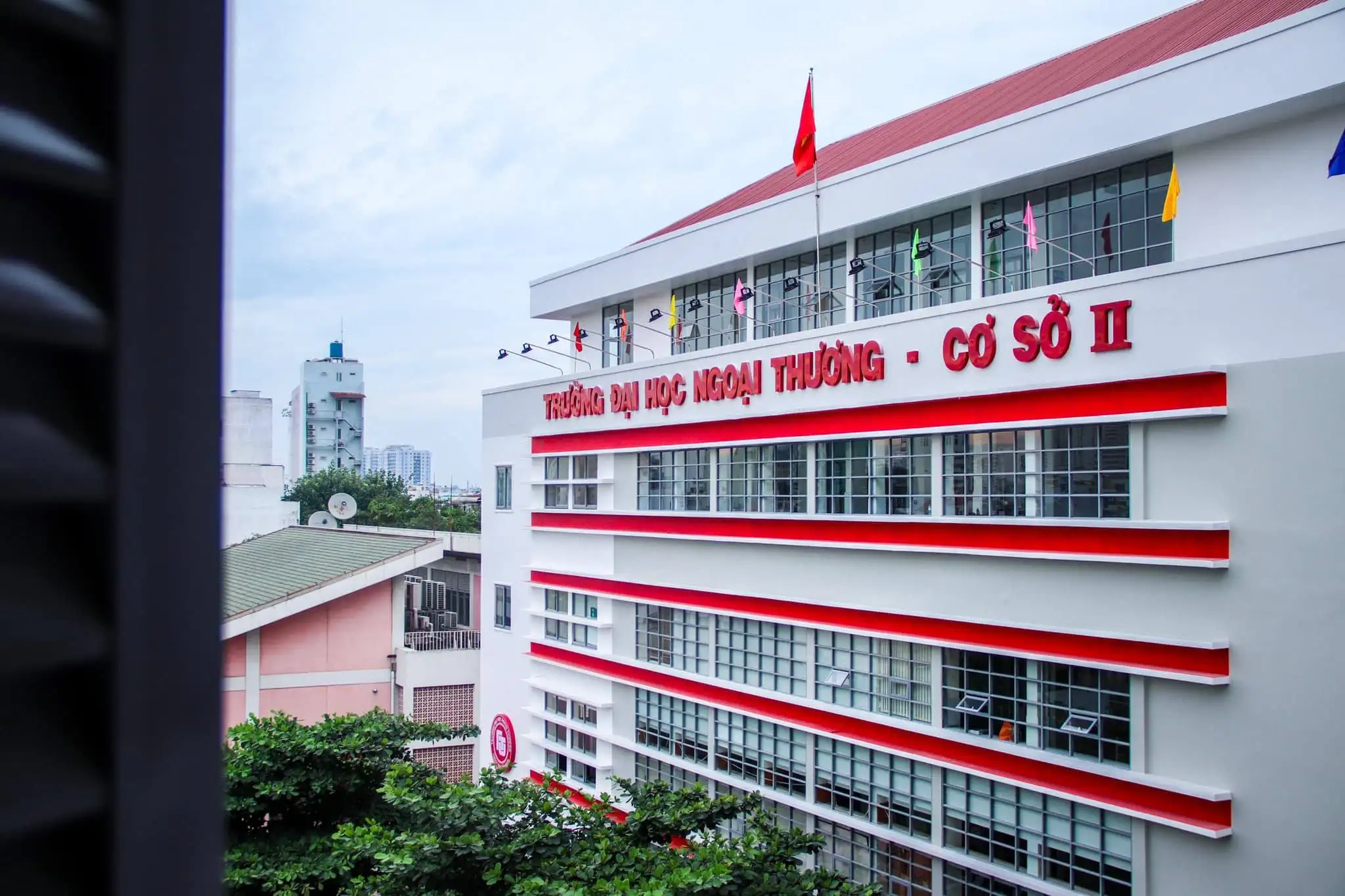Review trường Đại học Ngoại Thương: Điểm chuẩn, Ngành học hot?
