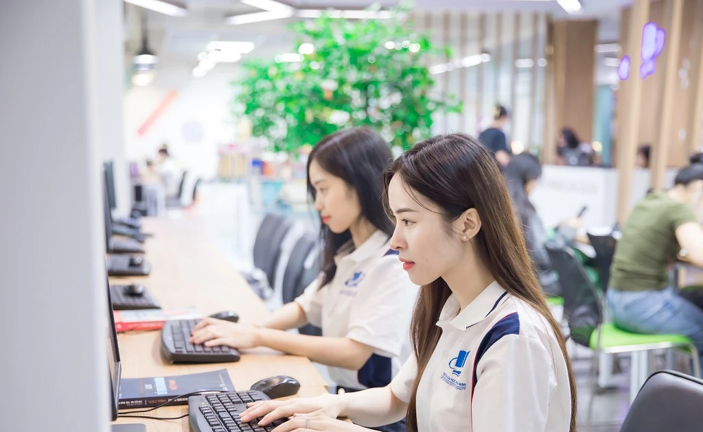 Review Đại học Mở TP HCM 2025: Có đáng để chọn?