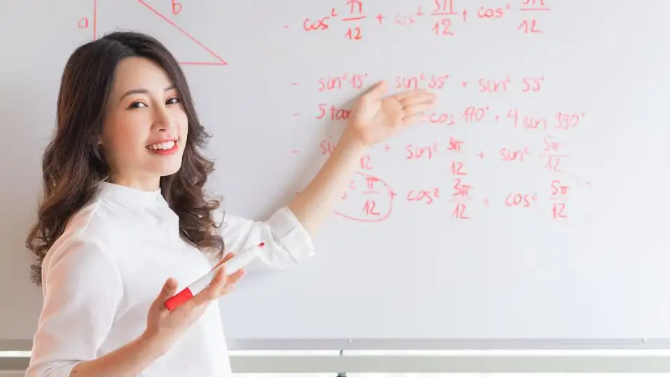 Nữ nên học ngành gì? Top ngành nghề phù hợp nhất 2025