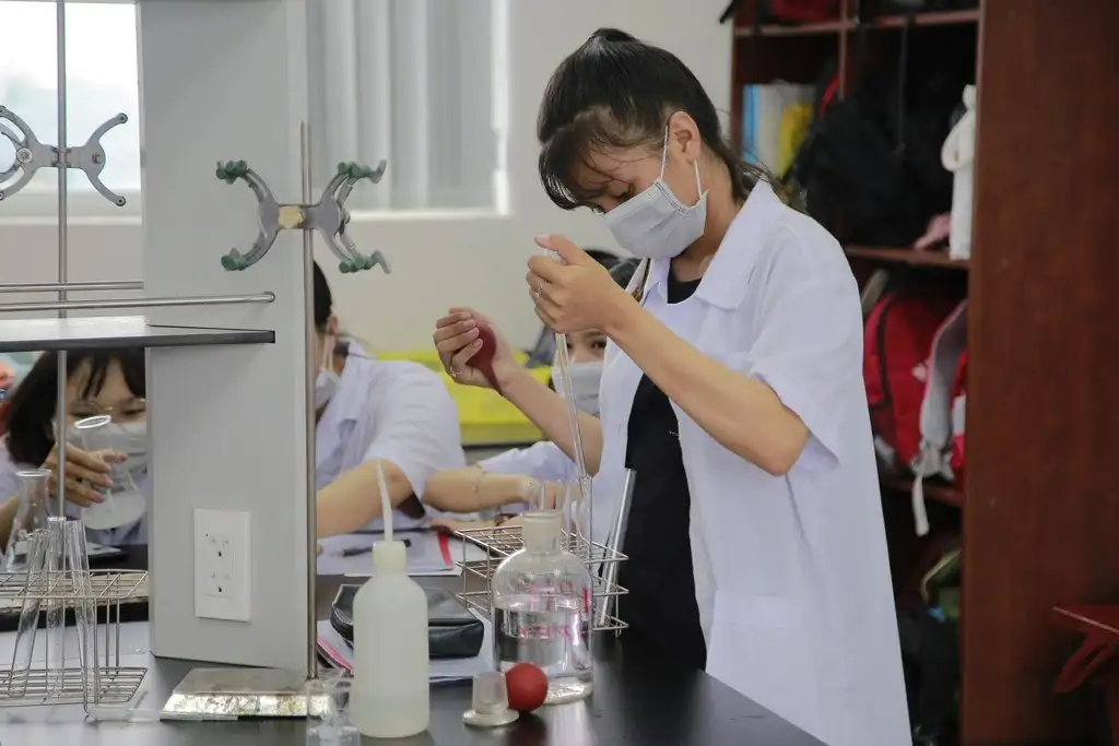 Ngành Hóa học là gì? Hướng dẫn cho người mới tìm hiểu
