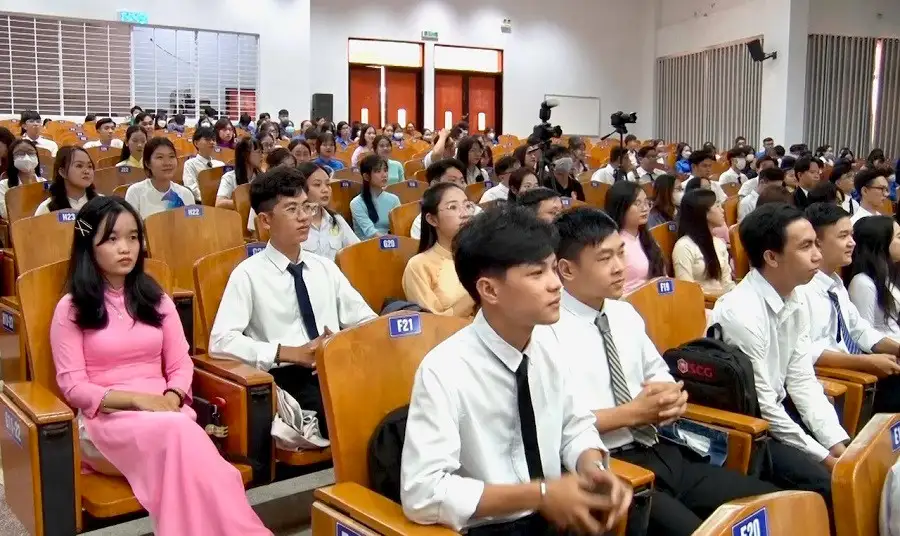 Ngành Triết học ra làm gì? Top 10 ngành nghề phù hợp nhất